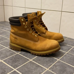 Bruna boots från Timberland - Timberland Kängor i väldigt bra skick endast använd 2-3 gånger storlek 44 nyrpris ca 2000