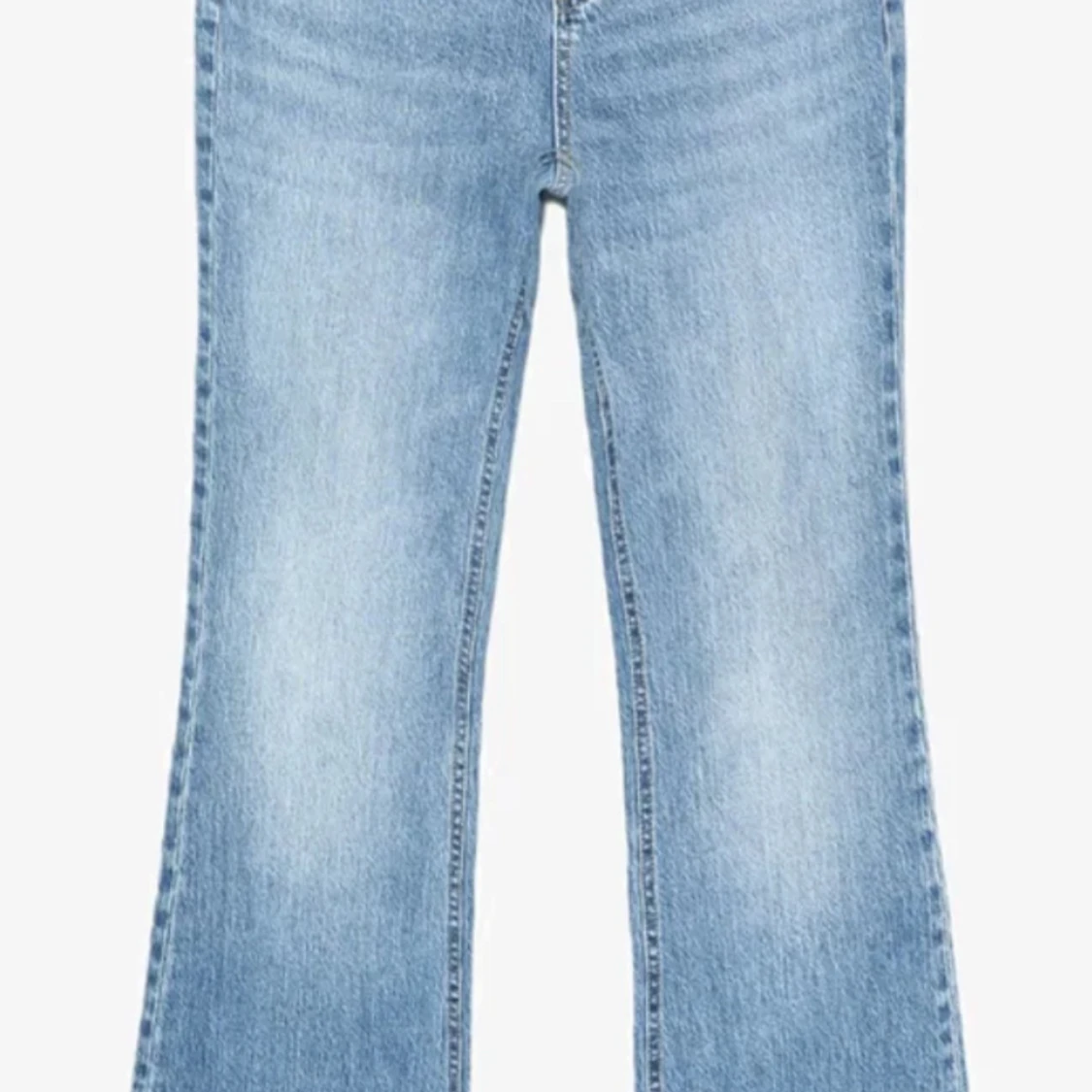 Blå jeans med utsvängda ben