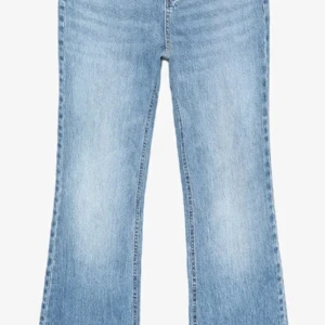 Blå jeans med utsvängda ben - Snygga i modellen flared vintage, blå jeans med    utsvängda ben. Perfekta för en avslappad stil. Klassisk femficksdesign och knappgylf.