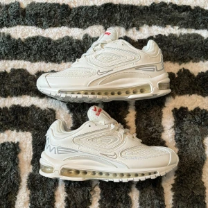 Supreme x Nike - Air Max 98 TL - Storlek 41 men passar lite mindre. Ingen låda eller tags, använt dem typ 2 gånger.