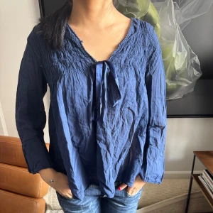 Blus - Supersöt marinblå blus💜passar S-L