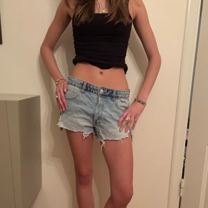 Blå lågmidjade jeansshorts  - Supersnygga jeansshorts för bra pris🩵