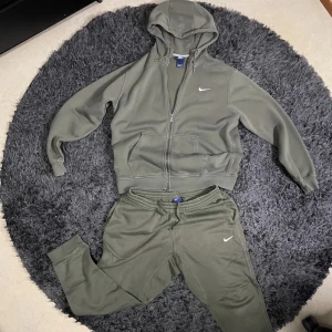 Blue tag 2000s Nike tracksuit - Säljer denna snygga vintage grön tracksuit i storlek XL från Nike med det ikoniska blåa lappen. Perfekt för en avslappnad stil. Passar bra för kyligare dagar. Säljes eftersom den ligger bara i min garderob utan att komma till användning då det inte är min stil längre. Pris kan diskuteras vid snabb affär!