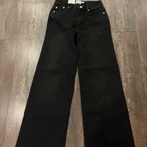 Svarta byxor från 157 - Snygga svarta byxor från 157 i modellen Boulevard Star. Byxorna har en klassisk design med raka ben och är perfekta för en stilren look. De har knappar och dragkedja framtill.