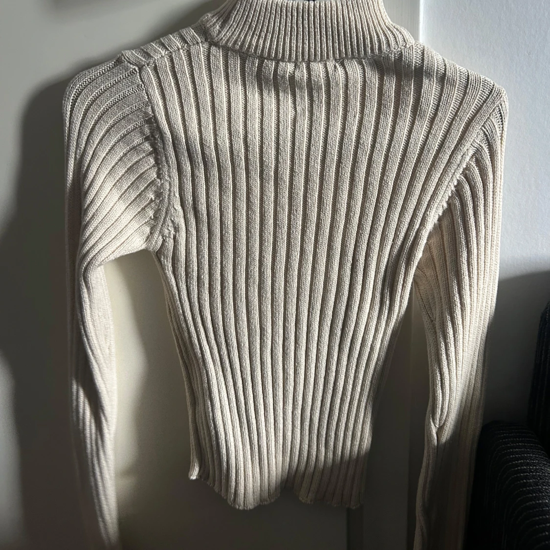 Beige ribbad polotröja från Rut&Circle - 1