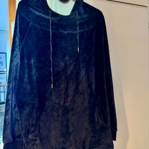 Marinblå velour hoodie från Rituals - Mysig svart velour hoodie från Rituals med långa ärmar och justerbar dragsko i huvan. Perfekt för en avslappnad stil med en lyxig känsla.
