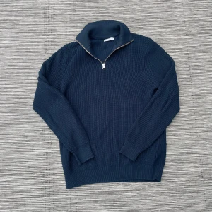 Mörkblå stickad tröja från Zara - Säljer en stilren mörkblå stickad tröja från Zara med dragkedja vid halsen. Perfekt för kyligare dagar med sin ribbade struktur och långa ärmar. Tröjan är i storlek M medium🙌 Om du har några frågor är det bara att höra av 👍😁