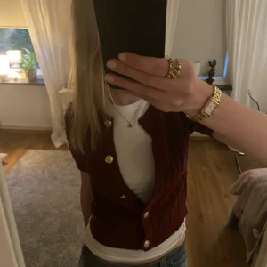 Kabelstickad kofta - Snygg röd kofta, säljer då jag inte använder den längre!