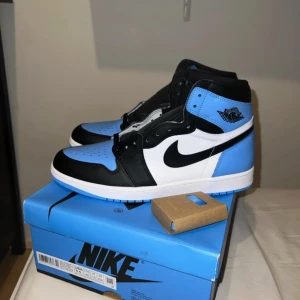Jordan 1 High ’UNC Toe’ - Helt nya Extremt fina skor, fin box, finns extra skosnören (blå) så kan välja mellan svarta eller ljusblå skosnören.  Storlek EU45/US11 Kan inte lägga upp flera bilder här, så det är bara att höra av sig privat för mer info eller bilder.