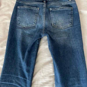 Low waist bootcut jeans - Snygga lågmidjade blå bootcut jeans med klassisk femficksdesign och dragkedja. Midja: 34cm innerbenslängd: 70cm Pris kan självklart diskuteras 💗