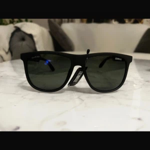 Svarta solglasögon från Bliz - Snygga svarta solglasögon från Bliz med polariserade linser. Perfekta för soliga dagar och ger ett stilrent intryck. De har en klassisk design med en modern touch.