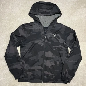 Camo Windbreaker - Hollister - Tja! Säljer denna sjukt snygga vindjacka från hollister i camo. Liknar den sjukt feta woolrich jackan. Vid minsta fråga eller fundering hör av er🤝