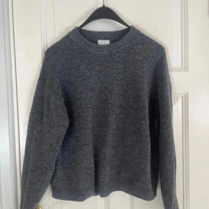 Grå stickad tröja - Mörk grå stickad tröja från hm