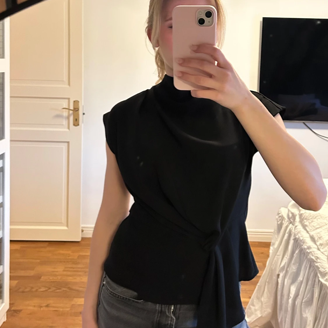 Svart blus med knytning - 1