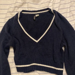 Kort stickad tröja - Säljer nu denna marinblåa långärmade tröjan. Det är en lite kortare stickad tröja. Pris kan diskuteras vid snabb affär.
