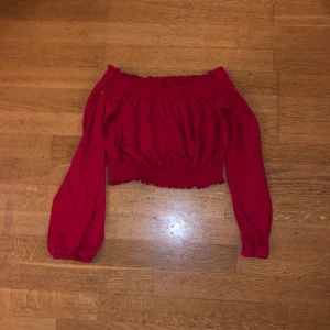 Röd offshoulder topp - Röd offshoulder topp med långa ärmar