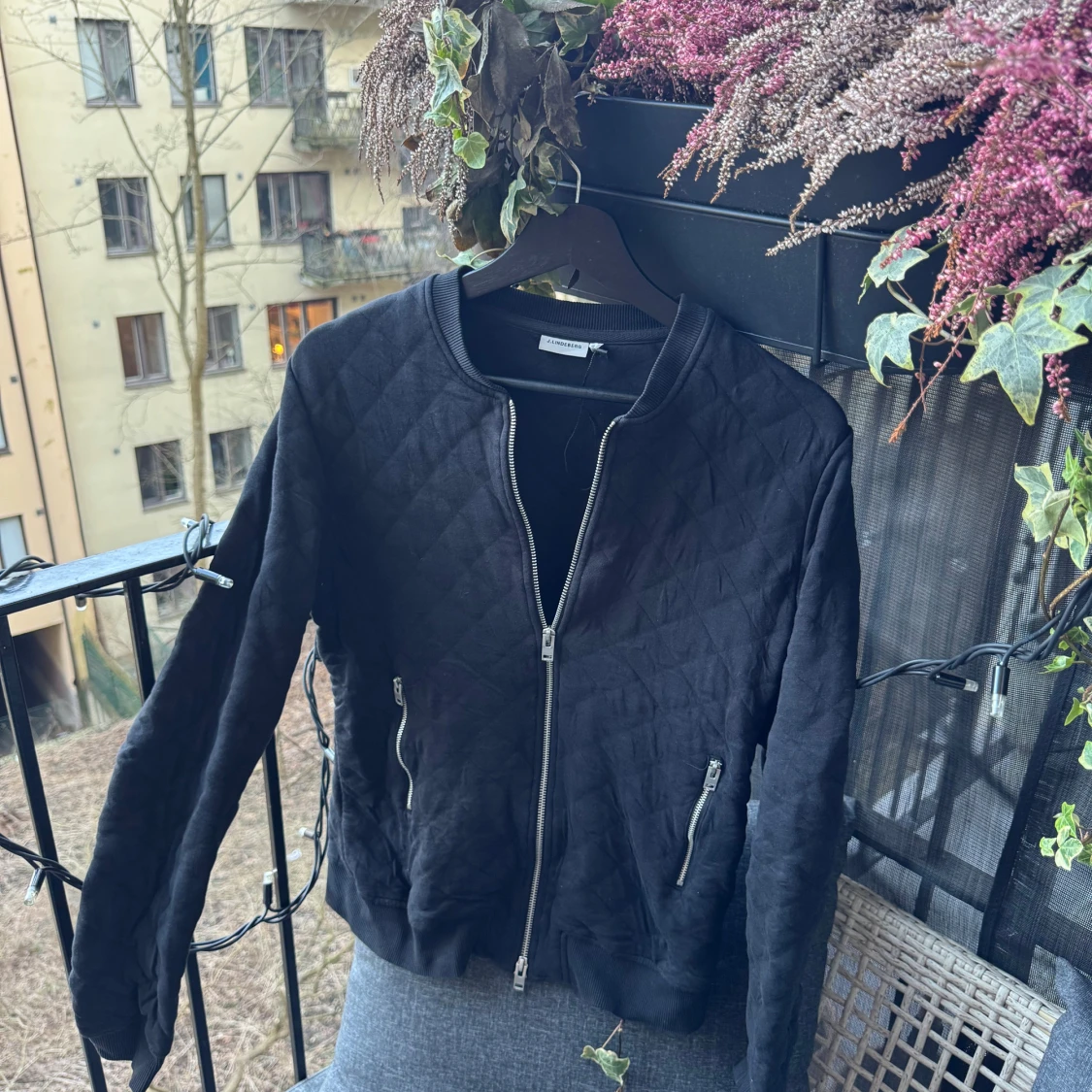 Svart quiltad jacka från J. Lindeberg