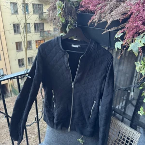 Svart quiltad jacka från J. Lindeberg - Mycket fin hybrid jacka från j.lindeberg med ett nypris på 1599kr! Perfekt till vårens golfrundor eller i vardagen! Passa på! Måtten finns på sista bilden!   Köp gärna i bundles för att underlätta i frakt och på detta vis blir jag mer flexibel i pris! Våga buda! 🚚🤝