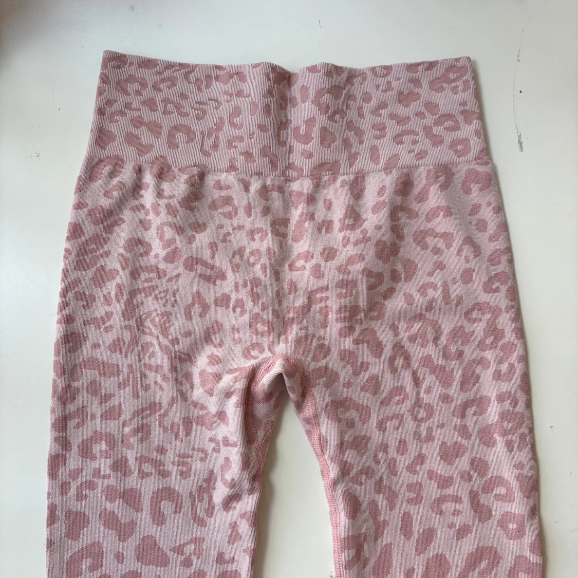 rosa leopard träningstights - 2