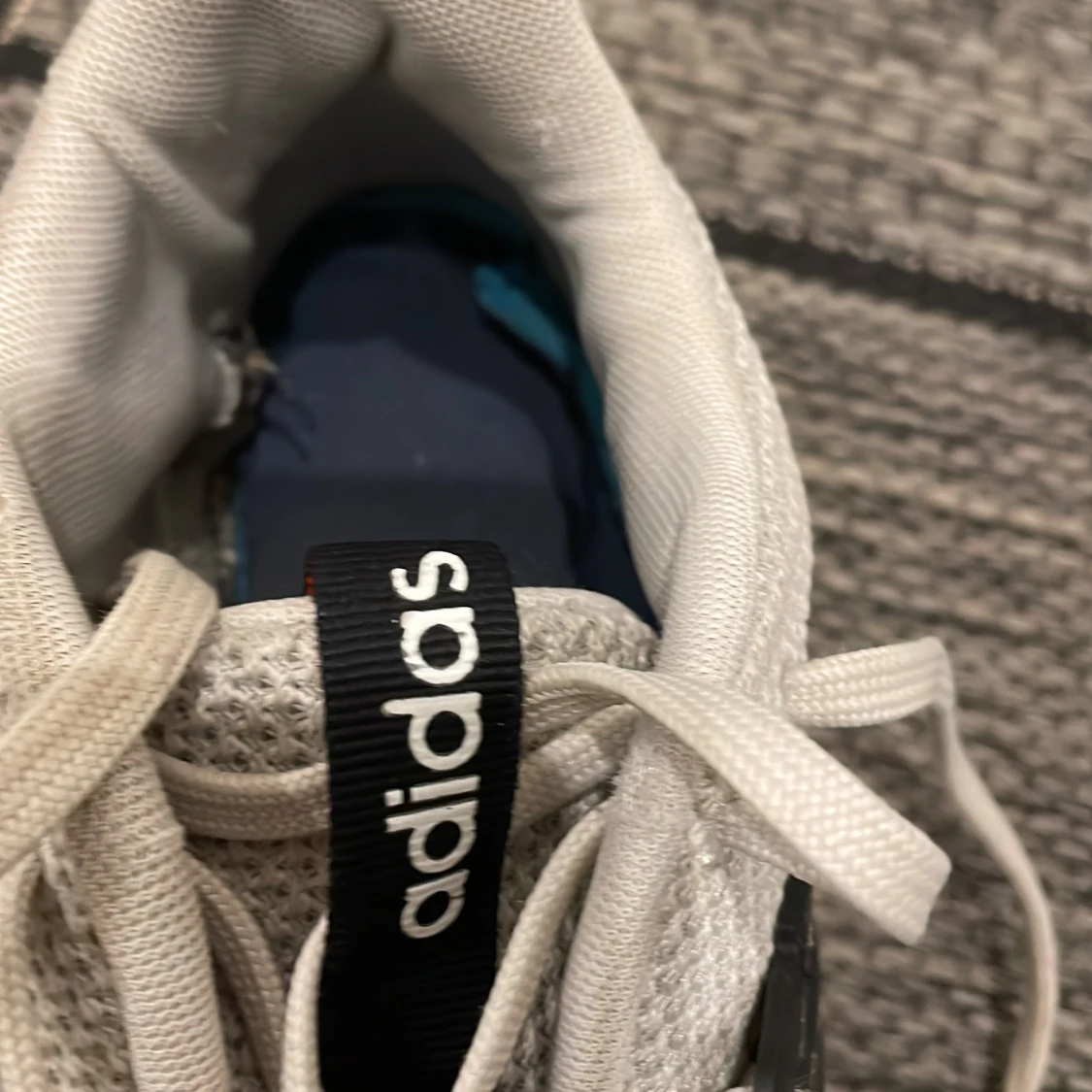 Vita och svarta sneakers från Adidas - 3