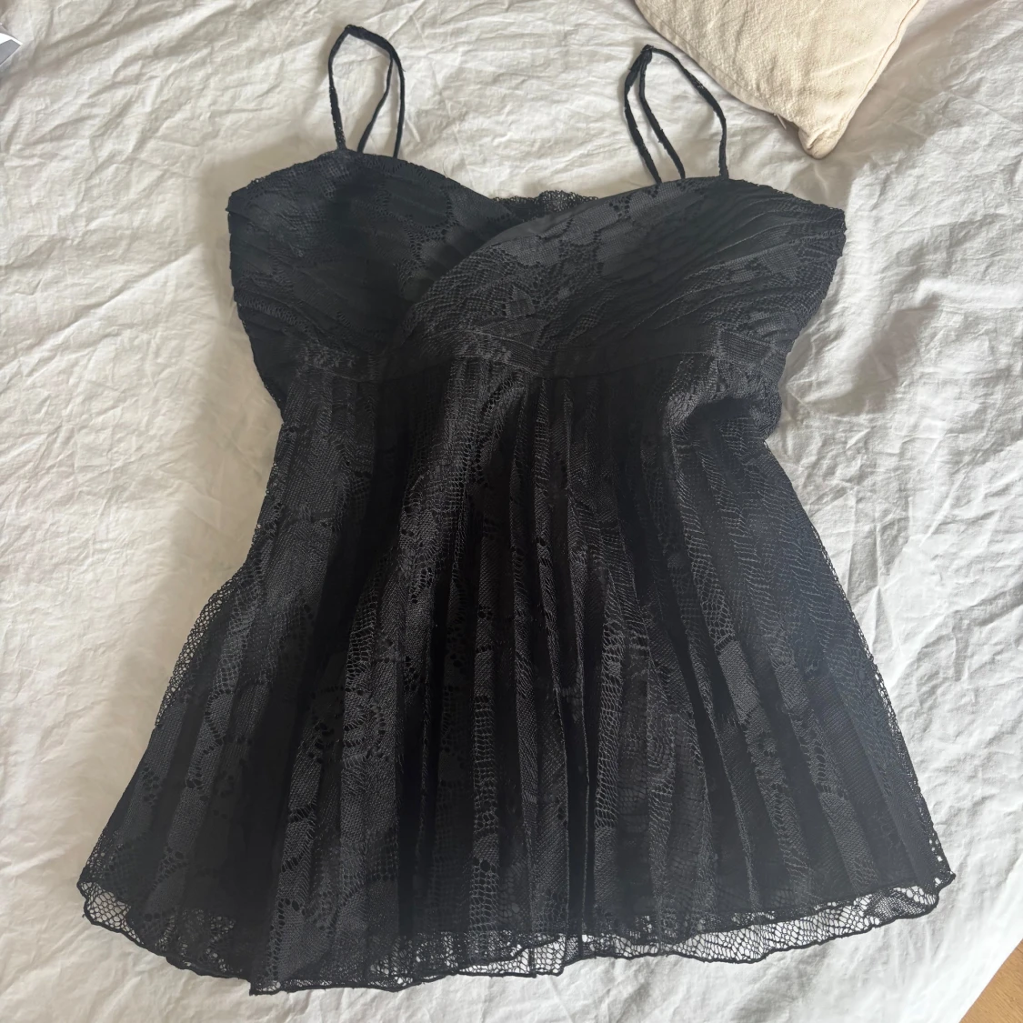 Svart spetslinne med smala axelband - 2