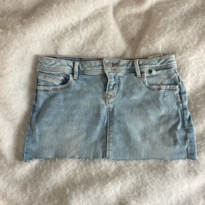 Ljusblå jeanskjol från LTB - Snygg ljusblå jeanskjol från LTB i storlek S. Kjolen har en klassisk femficksdesign med rå kant nedtill för en trendig look. Perfekt för en avslappnad stil. Aldrig använd Skriv vid frågor💞