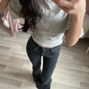 Svarta flare jeans - Snygga svarta flare jeans med låg midja och klassisk femficksdesign. Lite slitet vid ena hälen( se bild 4) men inget som märks av. Midja: 32cm innerbenslängd:75cm. Pris kan diskuteras 💗