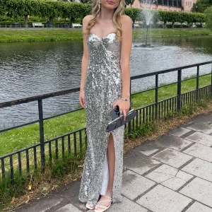 Silvrig balklänning  - Intressekoll på min jätte fina och unika balklänning, den är bandeau alltså utan band💗endast använd en gång