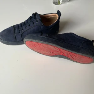Mörkblå sneakers från Christian Louboutin - Säljer dessa snygga mörkblå skor från Christian Louboutin. Säljs pågrund av att jag nästan aldrig använder de. Använt max 5 gånger. Lite slitna på sulan. Skulle säga de passar dig som har 40-41