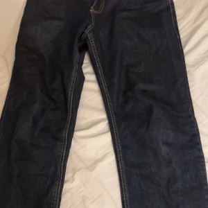 Mörk blåa jeans från Grunt - Svin snygga mörk blåa jeans från Grunt. Mycket bra skick, samt jättemjuka när dom väl sitter på. Rekommenderar verkligen!