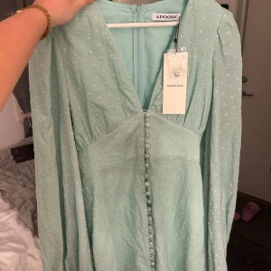Mintgrön klänning från Adoore - Säljer min superfina mintgröna/ljus turkosa klänning från Adoore. Den är endast provad aldrig använd pga att den tyvärr inte passade. Skulle rekommendera att gå upp en storlek då den är figursydd. Så passar nog bäst på xs ev s🩵🩵