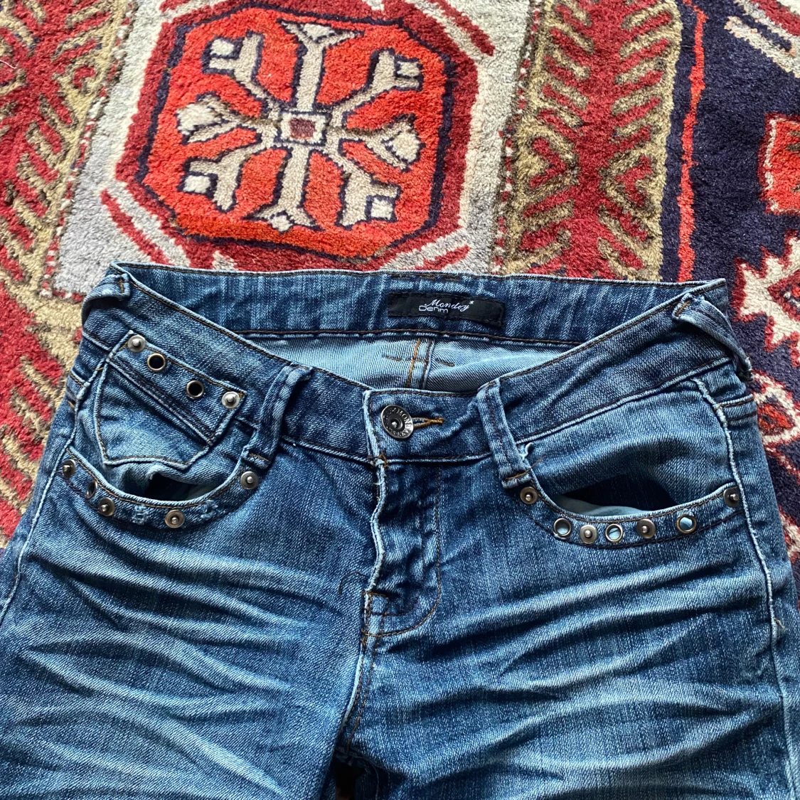 Blå jeans med nitar - 1