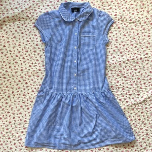 SÖT klänning - sööööt gingham mönstrad rutig blå vit klänning från Next school med rund krage och hjärtknappar!! Helt oanvänd!👗 