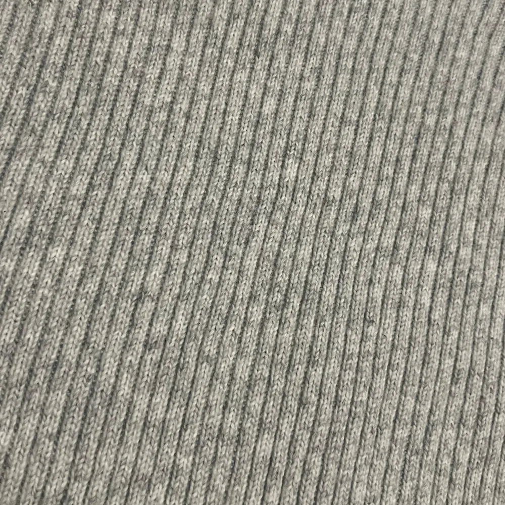 Säljer en grå ribbstickad polotröja med lång ärm och hög krage. Tröjan är mjuk och har en klassisk, enkel design som passar perfekt till kyligare dagar. Den är väldigt väldigt oversize och passar perfekt till Xxs, Xs, s, M och L . Neuletakit & Villapaidat.