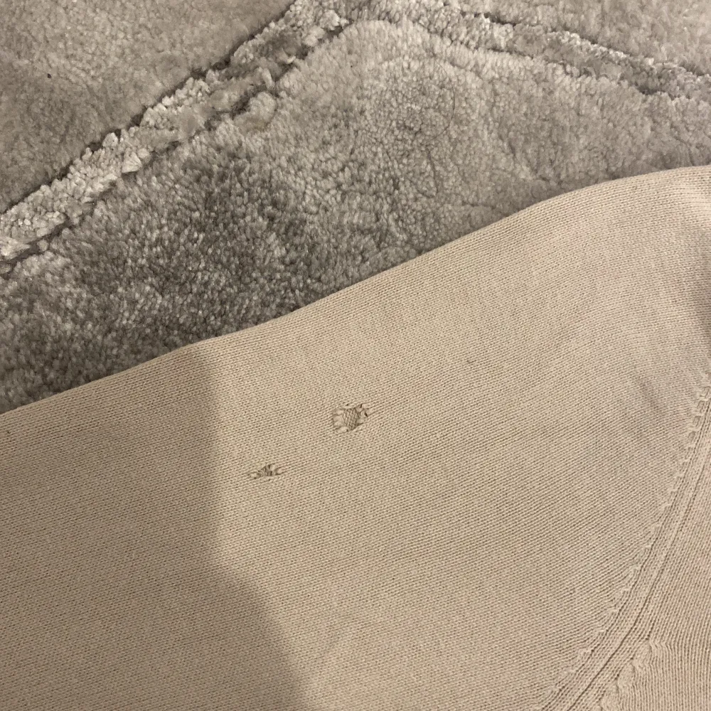 Snygg beige långärmad tröja från Lyle & Scott med halv dragkedja och broderad logga på bröstet. Det är storlek xs men den passar på mig och jag har storlek s. På tredje bilden kan man se att den har två små hål men det är inget som syns.. Neuletakit & Villapaidat.