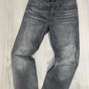 Jack & Jones jeans - As feta Jack & Jones jeans som passar till allt. Unik grå färg som d riktigt snyggt!!