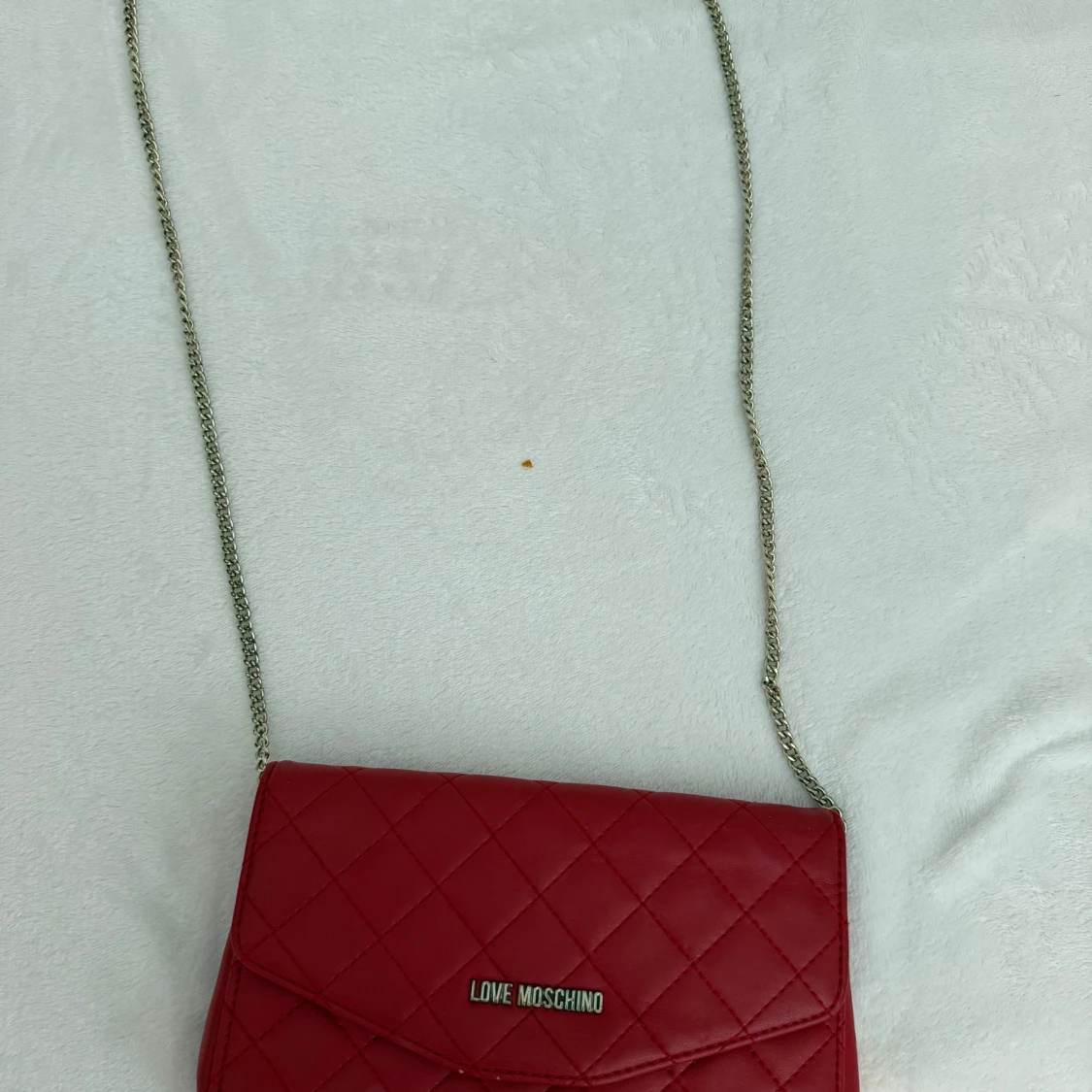 Röd quiltad axelväska från Love Moschino