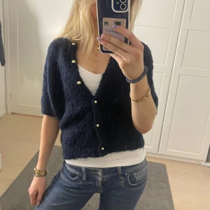 Stickad kofta - Jätteskön stickad kofta från Gina tricot, aldrig använt men prislappen är av❤️Superfin till sommaren!💗