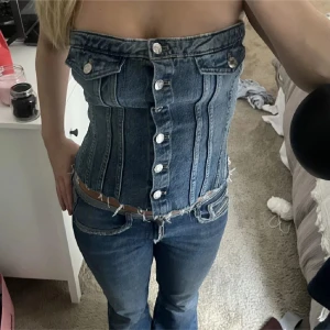 Jeans topp - Trendig jeans topp med knappar framtill och två dekorativa fickor vid bysten 💞 Toppens baksida har smock för extra komfort och bättre passform. Supersnygg och otroligt fin nu till sommaren!! 💞💞