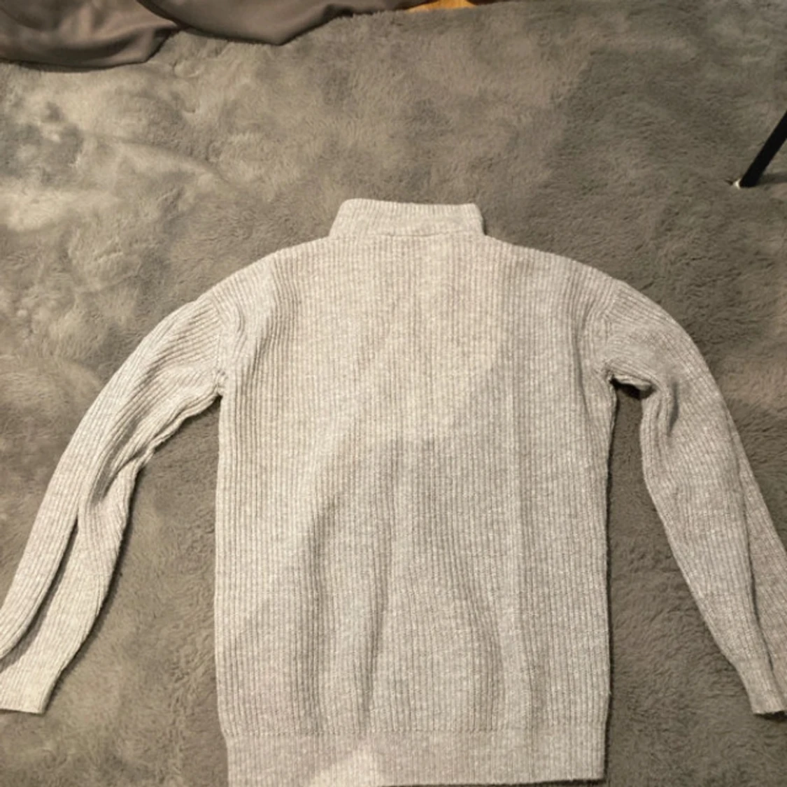 Grå stickad tröja  - 1