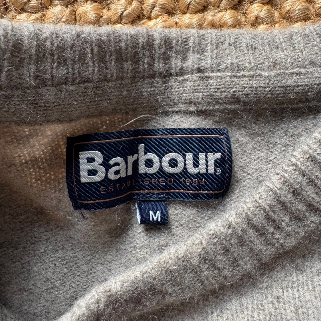 Grå/beige ulltröja från Barbour med mockadetaljer - 2