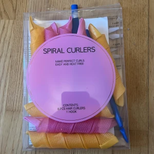Spiral Curlers hårspolar - Säljer ett set Spiral Curlers hårspolar i rosa och gult. Paketet innehåller 8 stycken hårspolar och en blå krok för enkel applicering. Perfekt för att skapa lockar utan värme. Allt kommer i en genomskinlig förpackning.