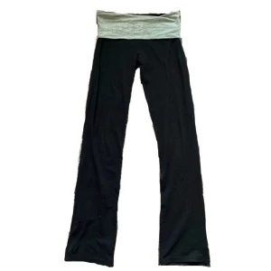 VS liknande yoga pants - supersnygga svarta yoga-pants från mywear med foldover där det står 'LOVE' i rhinestones framtill. Byxorna har bootcut-modell, väldigt lika victoria secret pink yogapants!! Superbra skick men litet slitage bak till på rumpan, men det syns knappt och går lätt att sy igen (se bild)🌺 Innerbenslängd: 79 cm Midja: 34 cm (töjbar funkar på mig med ca 40 cm)