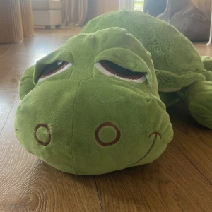 Stor grön sköldpaddsmjukis - 80cm lång , går inte att att skicka i posten för den är förstår så den hämtas på plats / den hämtas i karlshamn
