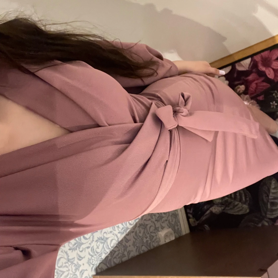 Rosa omlottklänning med puffärmar från Boohoo - 1