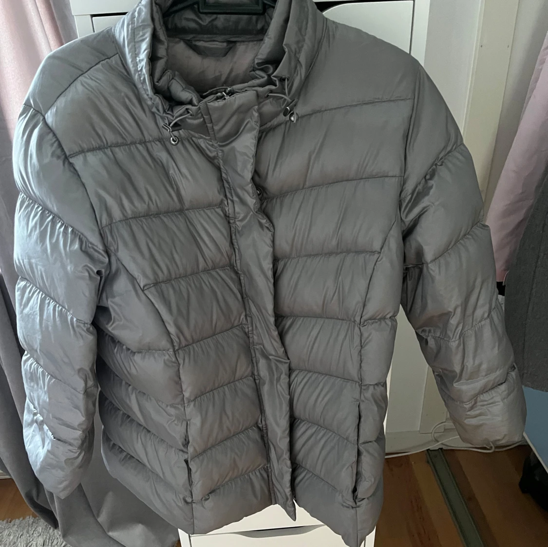 Grå pufferjacka med dragkedja - 2