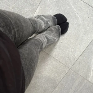 Grå bootcut jeans - Säljer ett par grå flared bootcut jeans 