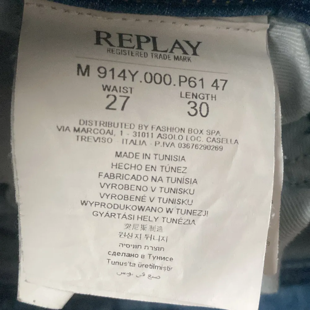Säljer ett par klassiska blå jeans från Replay med snygga slitningar och raka ben. Byxorna har fem fickor, dragkedja och knapp framtill samt Replay-logga på bakfickan och läderpatch i midjan.. Farkut & Housut.