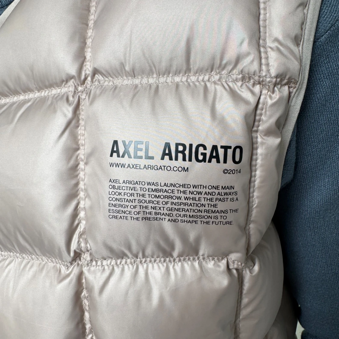 Beige dunväst från Axel Arigato - 2