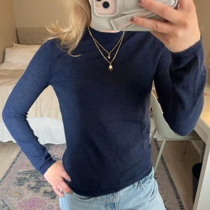 Mörkblå långärmad tröja - En enkel och stilren mörkblå långärmad tröja med rund halsringning. Perfekt att matcha med jeans eller kjol för en avslappnad look. Mjuk och bekväm, passar till många tillfällen.💙